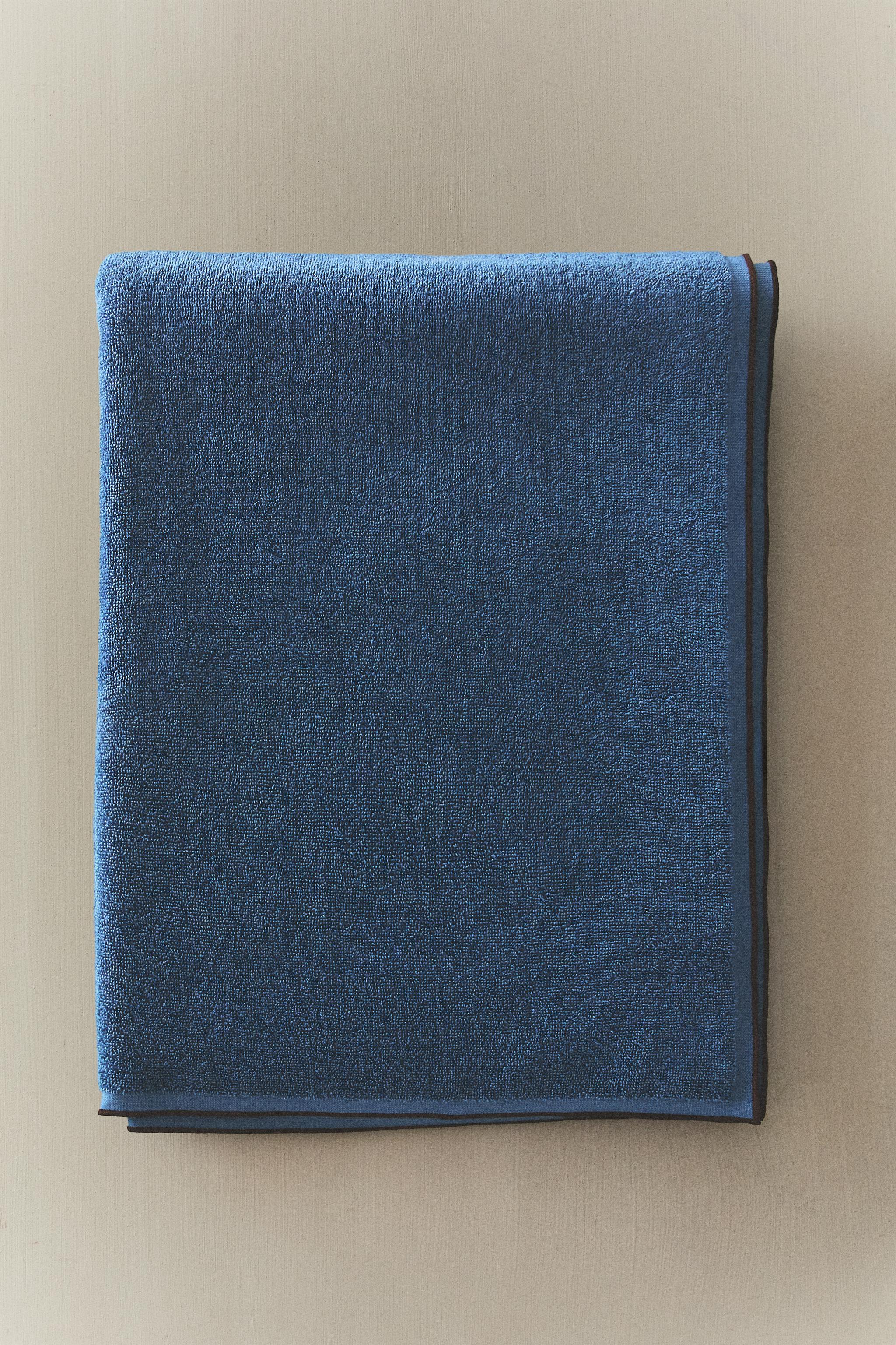 BATH TOWEL WITH CONTRAST STITCHING